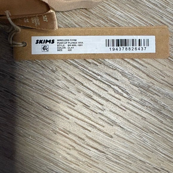 Skims Kim Kardashian Women’s Wireless Form Push Up Plunge Bra 32C New with Tags - Picture 3 of 3